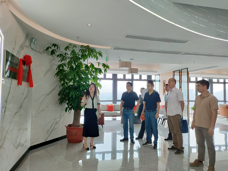 Liang Bingyan, Secretary of the Party Committee of the School of Computer Science of Jiaying University, and Ye Zhongwen, Dean of the School of Computer Science, visited Feixiang Cloud to promote scho